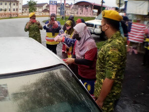 Suasana edar Jalur Gemilang kepada kenderaan.