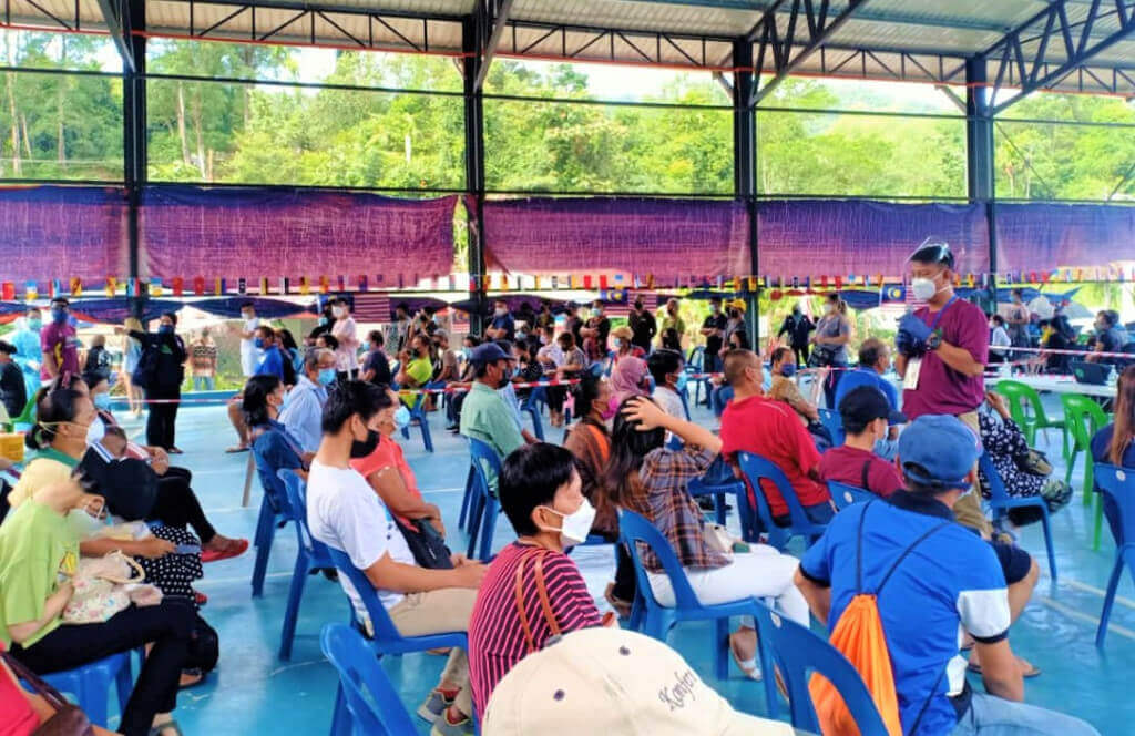 Penerima vaksin diberikan taklimat dan penerangan daripada petugas KKM tentang perkara yang perlu dielakkan selepas menerima vaksin.