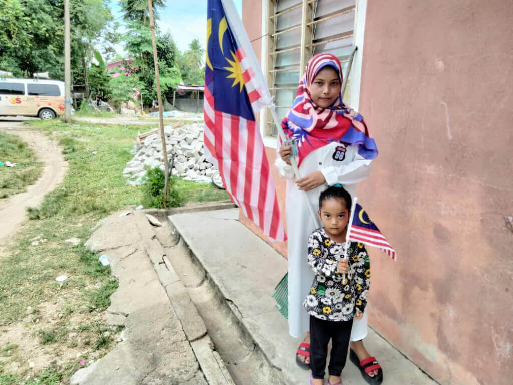 Nurfaizilawati bersama anak sulungnya Nurfariesya Qaisara, empat tahun mengibar Jalur Gemilang.