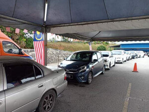 Antara pelanggan yang hadir di kaunter pandu lalu.