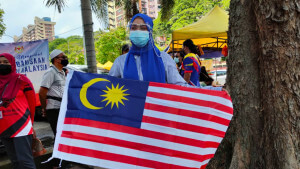Ikon Belia, Farahwahida Razali mengedarkan Jalur Gemilang pada Program Merdeka@Komuniti Parlimen Kepong & Batu hari ini.