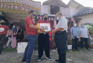 Sesi Penyerahan Bantuan Merdeka kepada penerima.