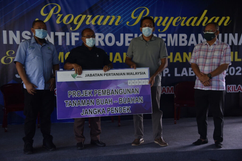 Bashir (dua dari kiri), Jurijh (paling kiri) bersama penerima Insentif Pembangunan Tanaman Buah Jangka Pendek.
