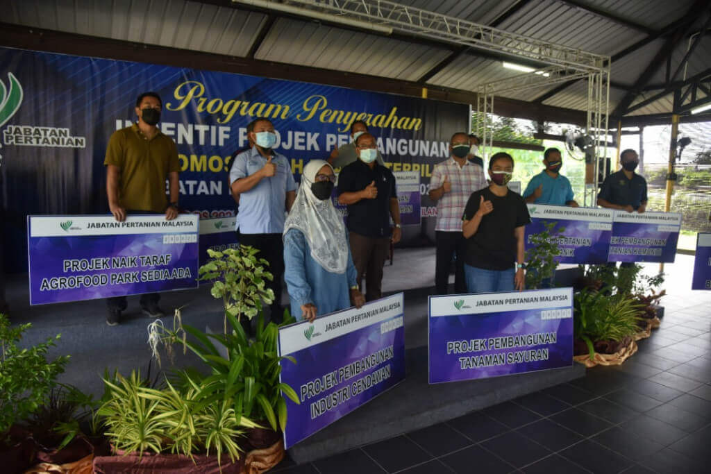 Bashir bergambar kenangan bersama para penerima pelbagai insentif daripada Jabatan Pertanian Labuan.