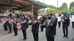 Acara mengibarkan Jalur Gemilang dan nyanyian lagu patriotik oleh Persatuan Veteran Angkatan Tentera Malaysia.