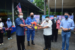 Pengarah JaPen WPKLP, Lim Ann Teck menyerahkan Jalur Gemilang kepada Persatuan Veteran ATM.