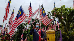 Md Kassim bersama Jalur Gemilang.