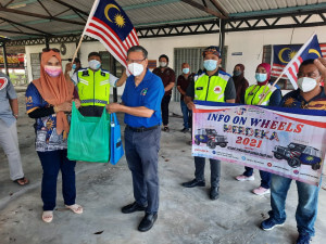 Penyerahan Jalur Gemilang kepada Persatuan Penduduk Taman Sri Nibong pada program Merdeka IoW Daerah Barat Daya.
