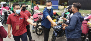 Penyerahan Jalur Gemilang dan bungkusan makanan kepada para penghantar makanan. 
