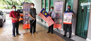 Sesi penyerahan Jalur Gemilang bersama Pengurus KPJ, Pengarah KPJ dan Penghulu Mukim Kluang di KPJ Kluang.