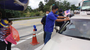 Sesi edaran dan pemasangan Jalur Gemilang oleh ADUN Machap di Plaza Tol Simpang Renggam. 