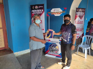 Agihan Bendera dan bungkusan makanan kepada penerima vaksin.