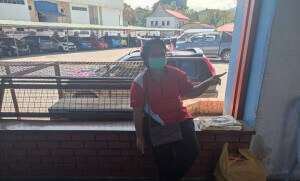 Sidu Bong ditemui ketika sedang menunggu rakan sekampung mengambil vaksin.