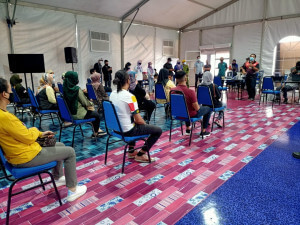 Petugas mendengar taklimat tugasan.
