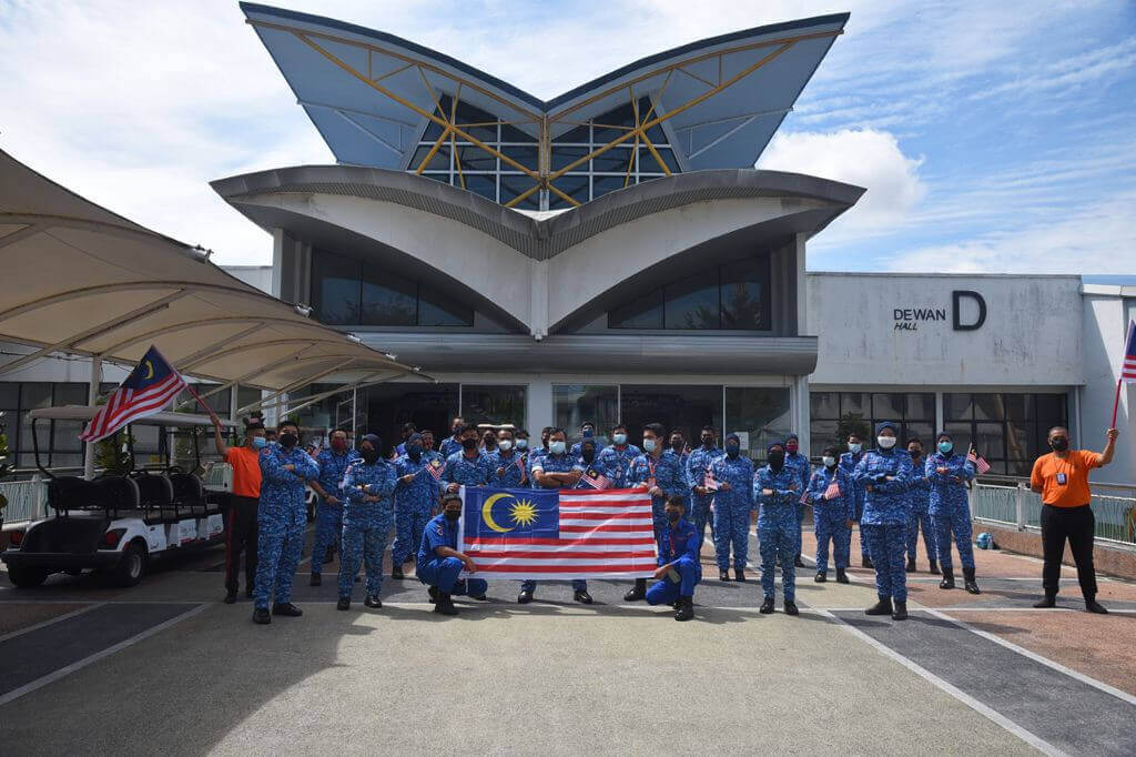 Petugas Angkatan Pertahanan Awam Malaysia (APM) turut sama-sama mengibarkan Jalur Gemilang.