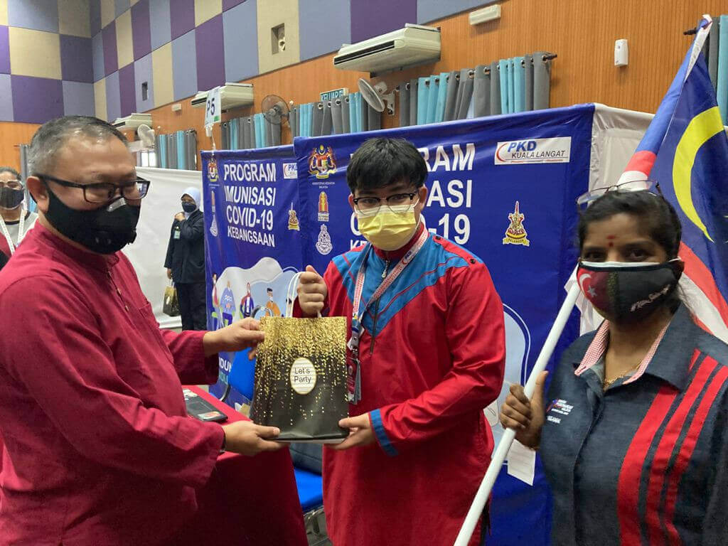 Antara petugas barisan hadapan yang menerima cendrahati dari Pengarah Penerangan.