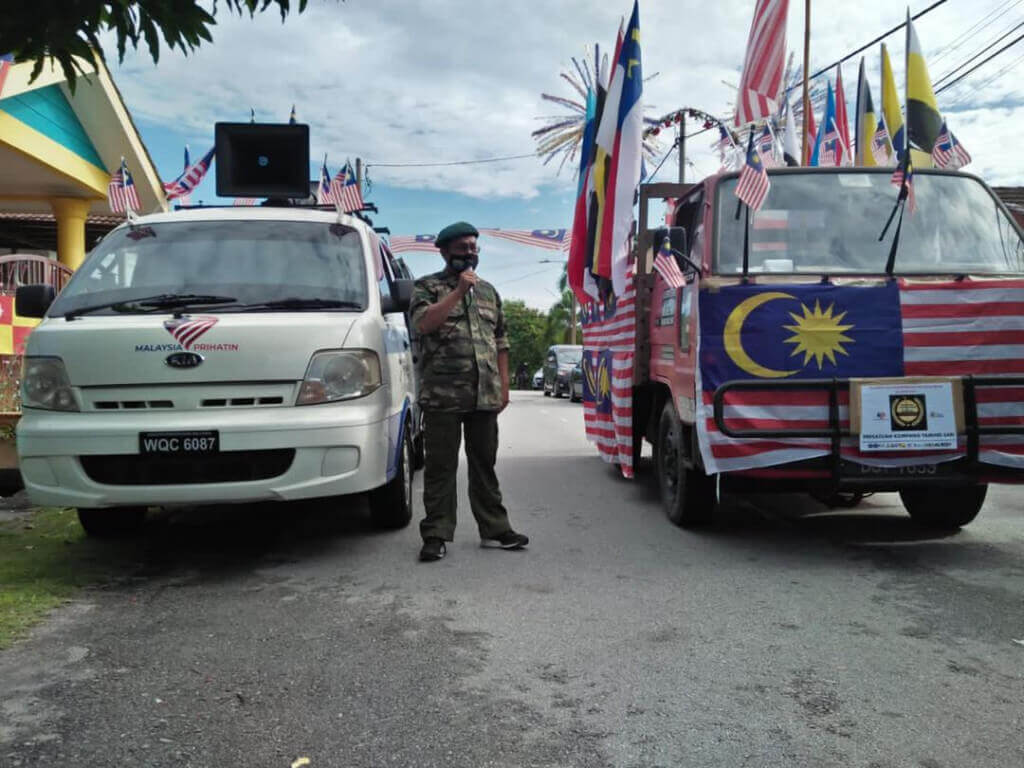 Lori yang dihiasi dengan bendera dari seluruh negeri di Malaysia dan jalur gemilang mendapat tempat pertama dalam pertandingan menghias kenderaan.