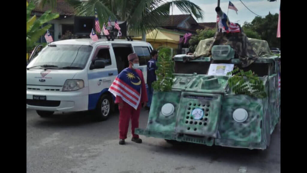 Kenderaan yang dihiasi dengan reka bentuk kereta kebal ini mendapat tempat ketiga.