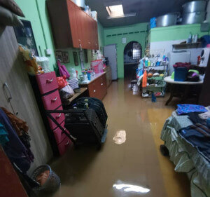 Keadaan rumah penduduk yang dimasuki air banjir. 
