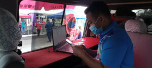 Pejabat Penerangan Daerah SPU memberi khidmat pendaftaran vaksinasi kepada penerima vaksin.