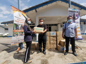 Penyerahan bantuan Kotak Makanan kepada Golongan Asnaf.