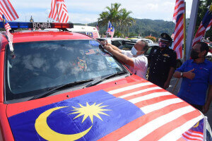 Pemasangan bendera kereta di setiap kenderaan jabatan barisan hadapan.
