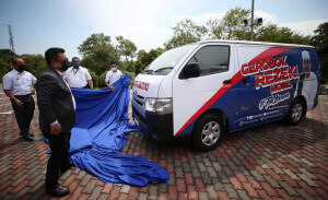 Ketua Menteri Melaka, Sulaiman Md Ali melancarkan Gerobok Rezeki Mobil.