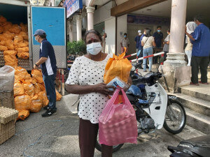 Penerima bantuan Muniamah A/P Karuppiah mendapat bantuan barangan seperti beras, minyak masak, telur, gula dan lain-lain lagi.