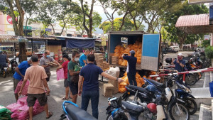 Penduduk tempatan membantu pihak KRT melaksanakan program perintis PRIHATIN.