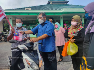 Penyampaian sumbangan secara pandu lalu.