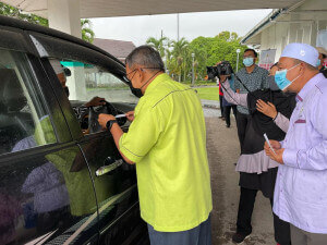 Dr Azman Ibrahim sedang menyampaikan sumbangan one-off secara pandu lalu.