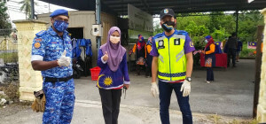 Farhani (tengah) bersama Skuad ABC yang turut menjayakan program IOW Merdeka.