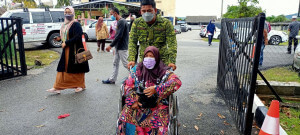 Fatimah Mohd hadir berkerusi roda tidak mahu terlepas temu janji vaksin bagi dos kedua.