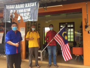 Jalur Gemilang turut diagihkan kepada penjaja di terminal bas Setiu.