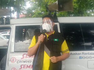 Pegawai Khas Ahli Parlimen, Khairuddin Ahmad ketika membuat hebahan di Pasar Besar Kemaman, semalam.