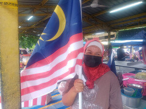 Nurhidayah Abdullah,41 tahun,peniaga teruja kerana dapat mengibarkan Jalur Gemilang dalam suasana pandemik yang masih belum berakhir.