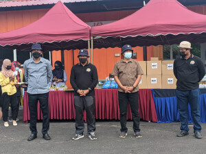 Dr.Azman Ibrahim diiringi oleh ADUN Pengkalan Berangan, Pegawai Daerah Marang dan Pegawai Perikanan Negeri Terengganu ketika menyampaikan bantuan.