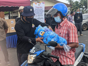 Salah satu peralatan menangkap ikan iaitu pukat tangsi diserahkan kepada seorang nelayan.