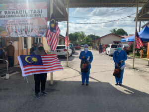Semangat kibarkan Jalur Gemilang oleh petugas-petugas barisan hadapan sentiasa membara meskipun negara masih berperang dengan pandemik COVID-19.