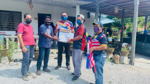 Sesi bergambar bersama penerima bantuan dan penyerahan bendera Jalur Gemilang.