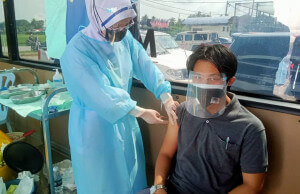 Mohd Faris Othman, 36 sedang menerima suntikan di MOVAK.
