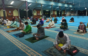 Aktiviti bacaan yaasin dan tahlil dilakukan oleh penduduk setempat yang hadir bagi program Sambutan Malam Ambang Maal Hijrah.