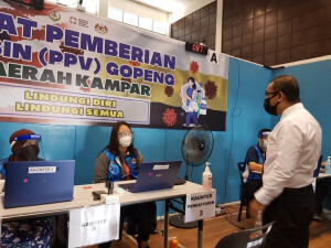 Dr. Noor Azmi menyantuni para petugas dan sukarelawan.