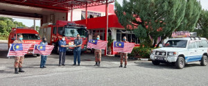Penyerahan Jalur Gemilang oleh Syed Putera kepada Pasukan Bomba Dan Penyelamat Daerah Padang Terap.