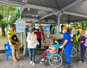 Anggota APM sentiasa bersedia membantu warga emas yang hadir ke PPV tersebut.