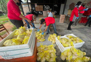 Petugas-petugas yang hadir menyiapkan barang-barang agihan.