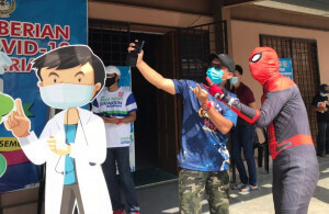 Orang awam mengambil kesempatan untuk bergambar bersama Spiderman.