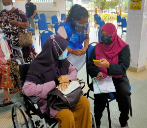 Sukarelawan MyVac sedia membantu penerima vaksin di PPV Kolej Latihan Telekom.