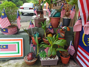 Antara bahan-bahan kitar semula yang digunakan oleh Mohamad Minhad bagi menonjolkan kreativiti dengan dekorasi yang kreatif.