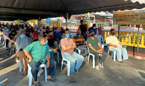 Penerima vaksin sedang menunggu giliran untuk mendaftar.